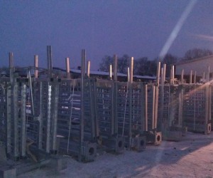 Seria bram typu QFG (Quick Folding Gate’s) L= 5000 mm na stojakach przygotowanych do transportu.