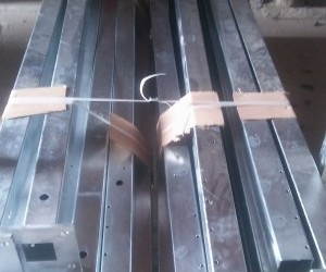 Słupy do bram manualnych - profil 90x90x3 mm z podstawą 200x200x12 mm