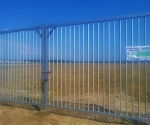 Brama dwuskrzydłowa uchylna długość 6000 mm (3000+ 3000 mm) lokalizacja Lotnisko Mielec - Polska.