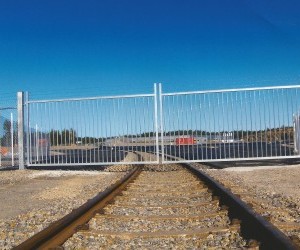 Brama uchylna dwuskrzydłowa długość 7000 mm (3500+3500 mm). Montaż Szwecja.