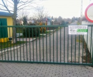 Brama uchylna jednoskrzydłowa. Montowana dla Ogródki Działkowe w Chorzelowie - Polska