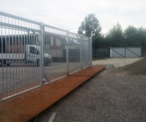 Mobilna brama łamana QFG L=10000 mm z podstawą.