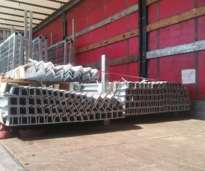 Słupki do ogrodzenia z kontownika i teownika.