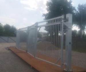 Mobilna brama łamana QFG L=10000 mm z podstawą.