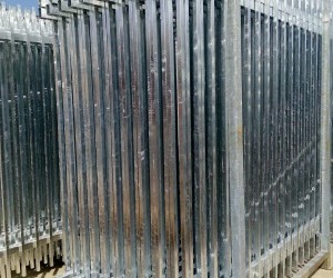 Ogrodzenie palisadowe.