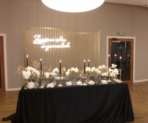 Ścianka dekoracyjna dla wypożyczalni akcesoriów weselnych