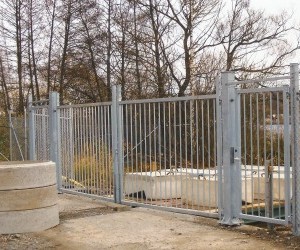 Duskrzydława brama uchylna z dwama bramkami typu ASSA. Montaż w Szwecji.