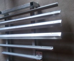 Słupki do ogrodzenia z kontownika i teownika.