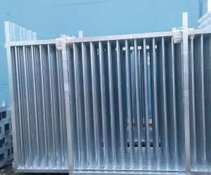 Stojak z bramami przemysłowymi uchylnymi z przedłużeniem pod drut kolczasty. Długości od 1000 - 5000 mm