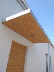 Daszki cynkowane ogniowo wykończone deska pokrytą olejem naturalnym