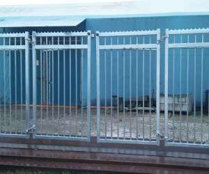 Mobilna elektryczna brama łamana QFG (Quick Folding Gate) z podstawą. Stosowana na budowach. Wersja stacjonarna (bez podstawy) bardzo dobrze sprawdza się tam gdzie liczy się szybkość otwarcia bramy. Światło bramy od 5000 mm do 8000 mm. 