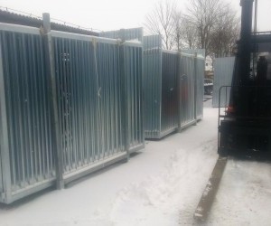 Stojak z bramami przemysłowymi uchylnymi z przedłużeniem pod drut kolczasty. Długości od 1000 - 5000 mm