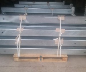 Słupy do bram manualnych - profil 150x150x3 mm z podstawą 300x300x15 mm