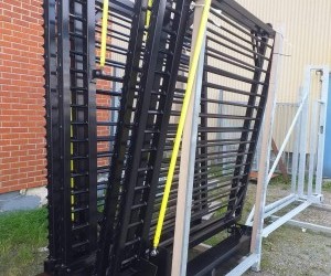 Brama łamana światło 8000 mm cynkowana i malowna proszkowo na stojaku transportowy - czeka na odbiór przez klenta