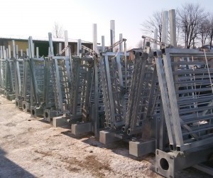 Seria bram typu QFG (Quick Folding Gate’s) L= 5000 mm na stojakach przygotowanych do transportu.