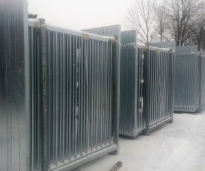 Stojak z bramami przemysłowymi uchylnymi z przedłużeniem pod drut kolczasty. Długości od 1000 - 5000 mm